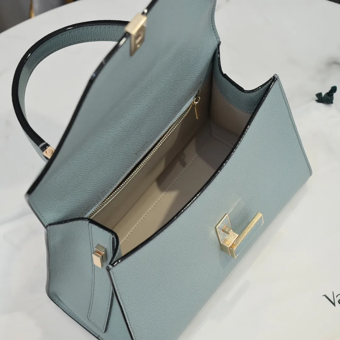 Valextra, the name of Italy's beloved horse, Iside is Val. One of extra's most iconic designs. There is no obvious logo, but the simple collective line design is very recognizable, full of architectural art, and shows a capable and intellectual style. It is made of imported palm-print lining cowhide, with up to five stitches of handwork, and the shiny oil edges test the skill of the craftsman. Large size: 26cm model 6627#